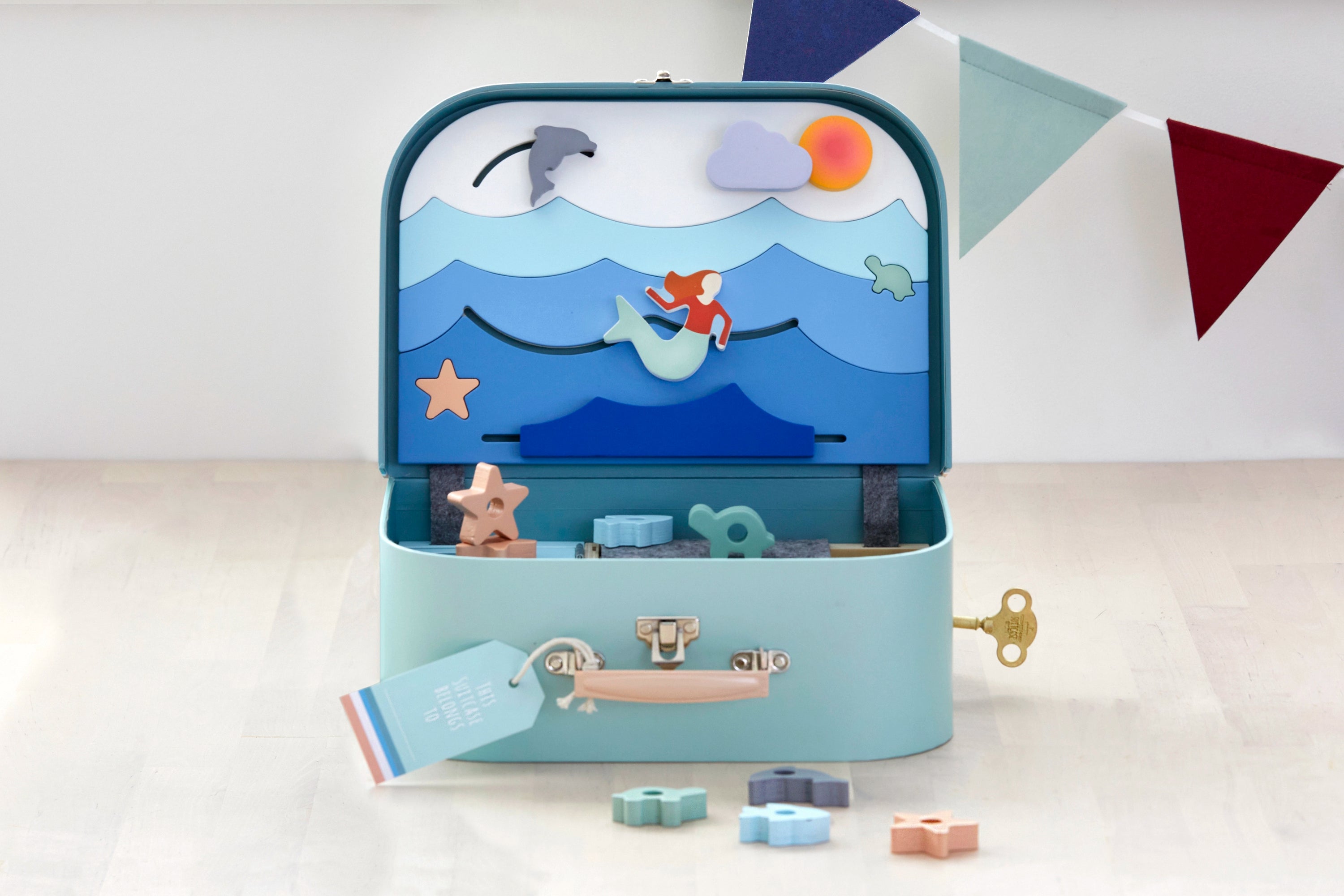 Ocean Lover Suitcase (for children 3+ years). Made of sustainable materials (FSC timber, recycled felt, cardboard), includes 16 wooden sea shapes, a busy board , a key, tags and stickers for customising. Foldable, portable, educational, original.